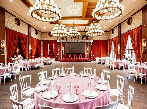Ambiance festive et modulable dans un lieu central, idéal pour tous types d’événements.